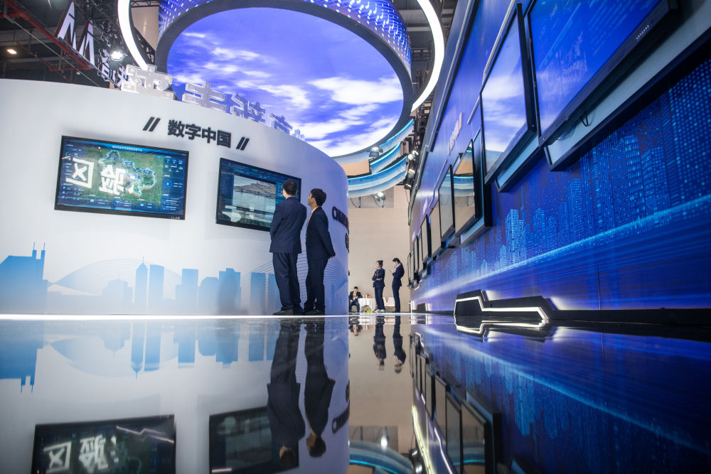 2023年11月20日，参观者在2023中国5G+工业互联网大会创新成果展上参观。